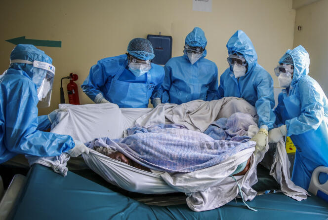 Transfert d’une patiente atteinte du Covid-19 à l’hôpital national Kenyatta à Nairobi au Kenya, le 14 avril 2021.