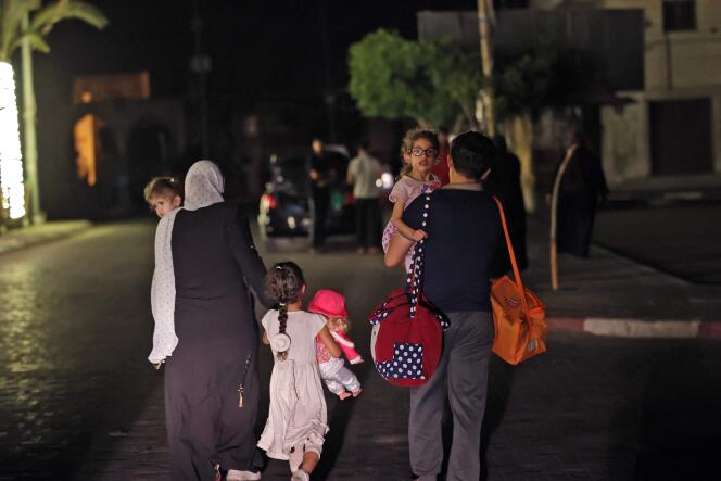 Des familles palestiniennes ont quitté leur maison, dans la soirée du 13 mai 2021, pour éviter les frappes dans le nord de la bande de Gaza.