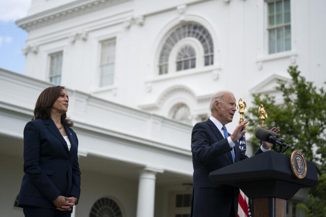 La vice-présidente Kamala Harris et le président Joe Biden, dans la roseraie de la Maison Blanche, le 13 mai 2021, à Washington.