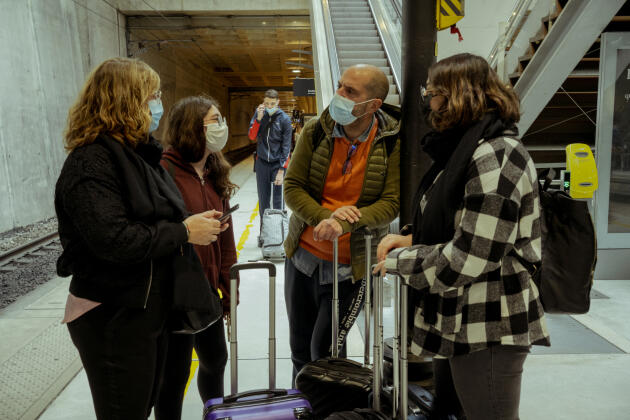 Judith, Tess, Michel et Lola (de gauche à droite), à la gare SNCF de Marne-La-Vallée, le 12 mai 2021.