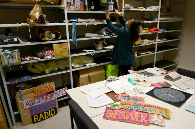 Une employée classe dans les étagères des archives du MuCEM de Marseille les objets fabriqués durant le premier confinement, le 1er février 2021.