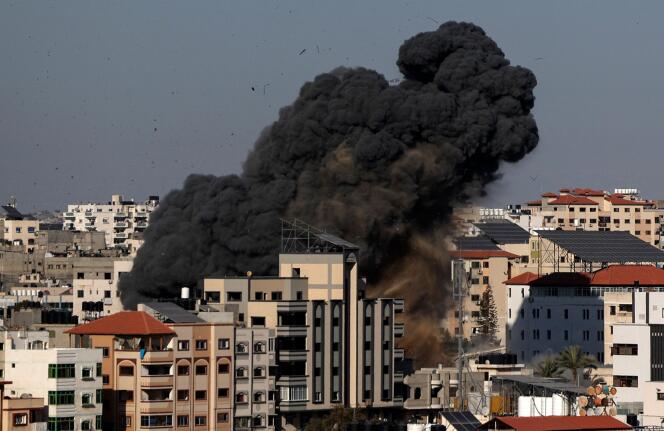 Un panache de fumée noire après un raid aérien israélien sur Gaza, qui visait un bâtiment lié au mouvement islamiste du Hamas, en mai 2021.