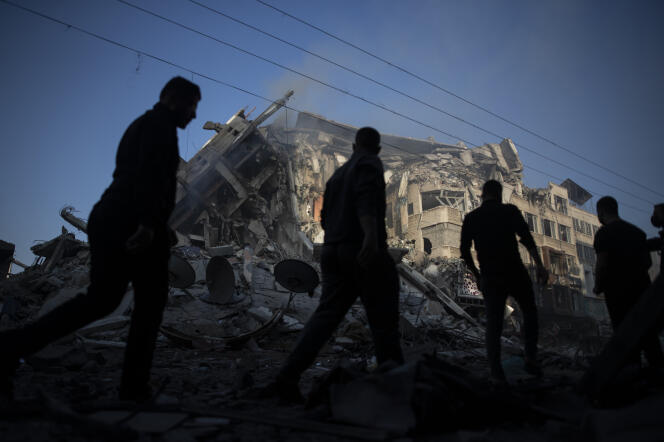 Un bâtiment de quinze étages détruit par une frappe aérienne israélienne à Gaza, le 13 mai 2021.