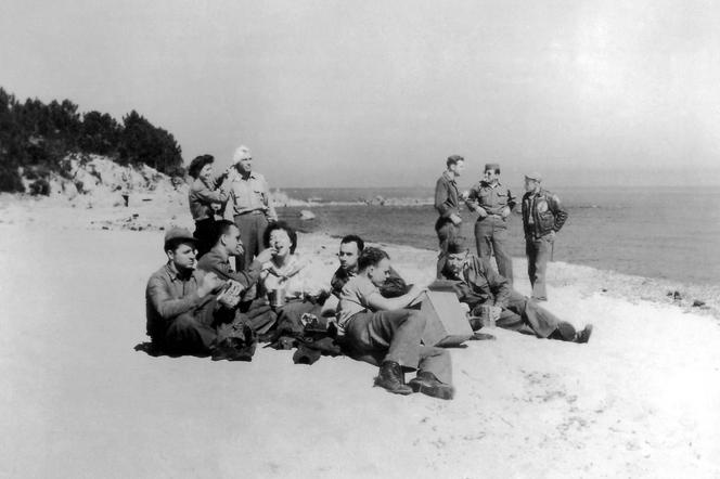 Nel 1943, soldati americani e piloti di bombardieri Mitchell B-25 dell'Aeronautica Militare degli Stati Uniti si godono un giorno libero sulla spiaggia di Solenzara, nel sud della Corsica.