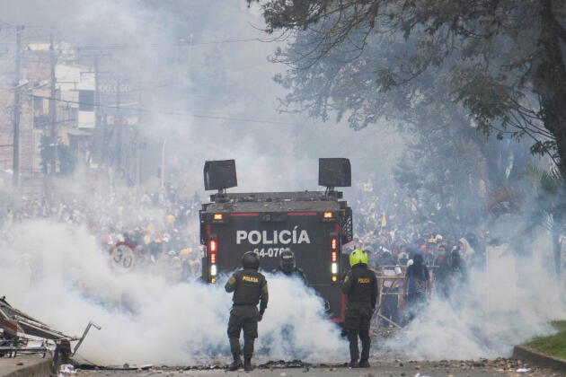 Manifestants et policiers s’affontent à Popayan (Colombie), le 14 mai 2021.