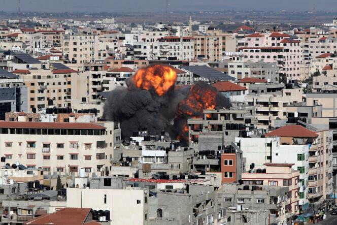 Un panache de feu et de fumée après un bombardement de l’armée israélienne à Gaza, le 14 mai 2021.