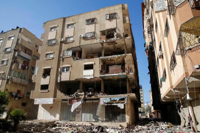 Un homme dans les décombres d’appartements touchés par un bombardement israélien, le 15 mai 2021 à Gaza City.