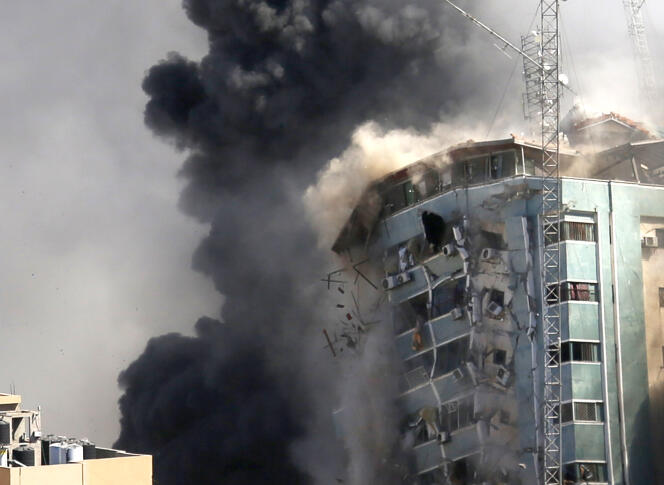 Les locaux de la chaîne d’information qatarie Al-Jazira et l’agence de presse américaine Associated Press (AP) s’effondrent après avoir été frappé par l’armée israélienne, samedi 15 mai 2021.