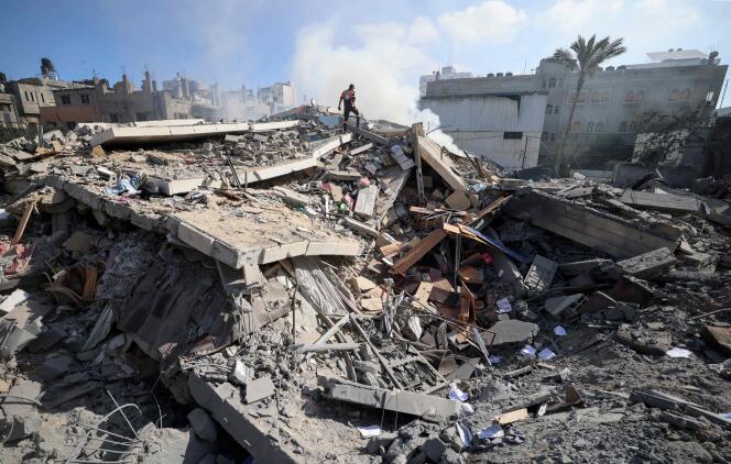Un secouriste palestinien dans les décombres d’un immeuble abritant la banque Al-Intaj, liée au mouvement du Hamas, à Gaza, le 15 mais 2021.