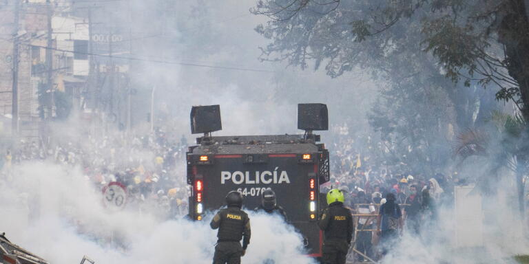 Demonstrators clash with members of the security forces during a protest against sexual assault by the police and the excess of public force against peaceful protests, in Popayan, Colombia May 14, 2021. Picture taken May 14, 2021. REUTERS/James Fabian Diaz NO RESALES. NO ARCHIVES