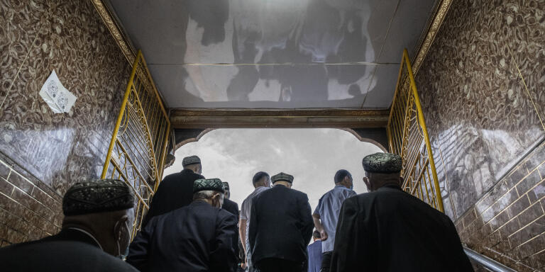 Kashgar, le 13 mai 2021
Des ouïgours se rendent à la mosquée Id Kah pour la prière de l’Aïd el Fitr. 
Gilles Sabrié pour Le Monde