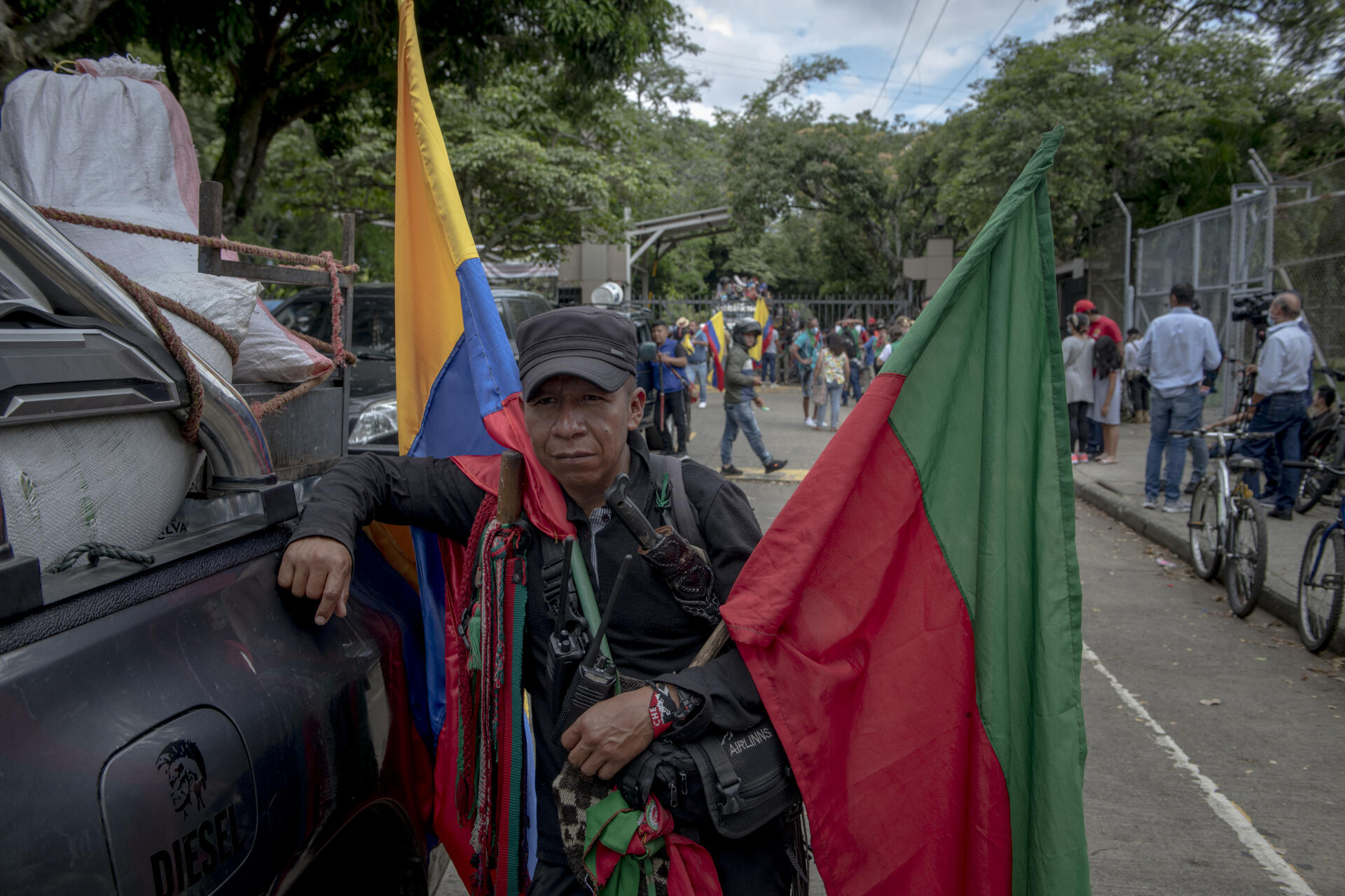 « Camayo », garde autochtone de la minga, porte les drapeaux colombien et celui de l'organisation autochtone CRIC.