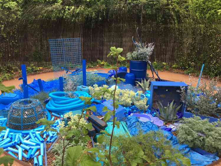 Tranchant sur le vert naturel de son environnement, l’assemblage de matériaux artificiels au bleu éclatant de ce jardin évoque le nid du « jardinier satiné », un passereau australien collecteur et... peintre.