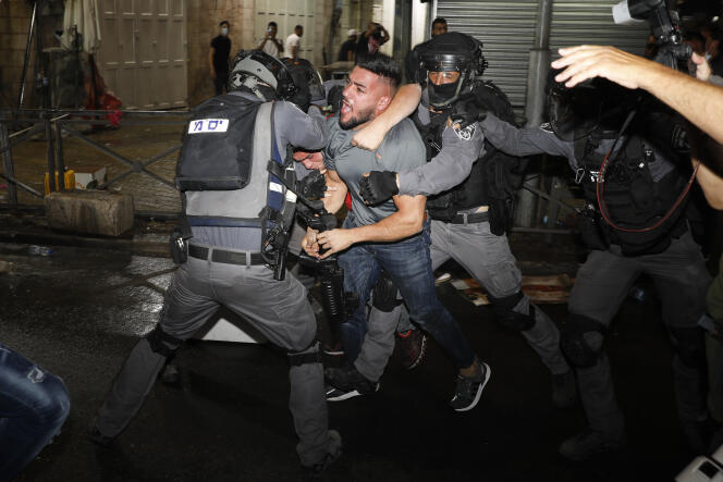 La police israélienne cherche à contenir des manifestants palestiniens, près de la Porte de Damas, à Jérusalem, le 9 mai 2021.