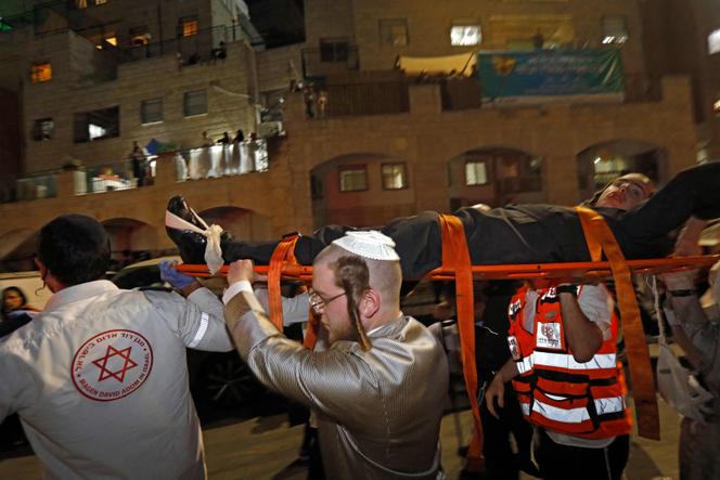 Des secouristes sur place après l’effondrement des gradins de la synagogue.