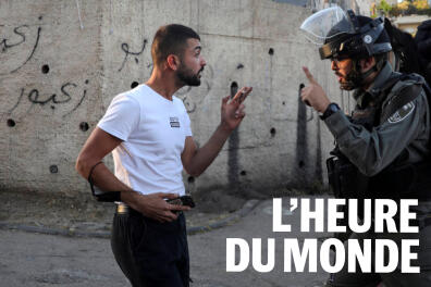 Un Arabe israélien se dispute avec un agent de la police des frontières israélienne lors d'une manifestation dans le quartier de Sheikh Jarrah à Jérusalem-Est.