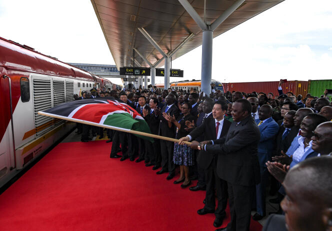 Le conseiller d’Etat chinois, Wang Yong, et le président kényan, Uhuru Kenyatta, lors de l’inauguration d’un service de fret, à Nairobi, le 17 décembre 2019.