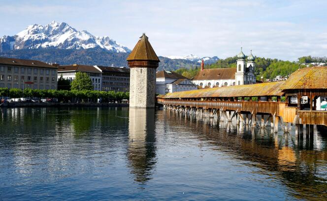 Le mont Pilate aperçu depuis le centre-ville de Lucerne, en Suisse, le 8 mai 2021.