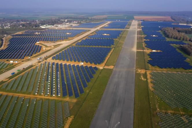 La centrale solaire installée sur l’ancienne base aérienne de Marville (Meuse), en service depuis le 1er mai 2021.