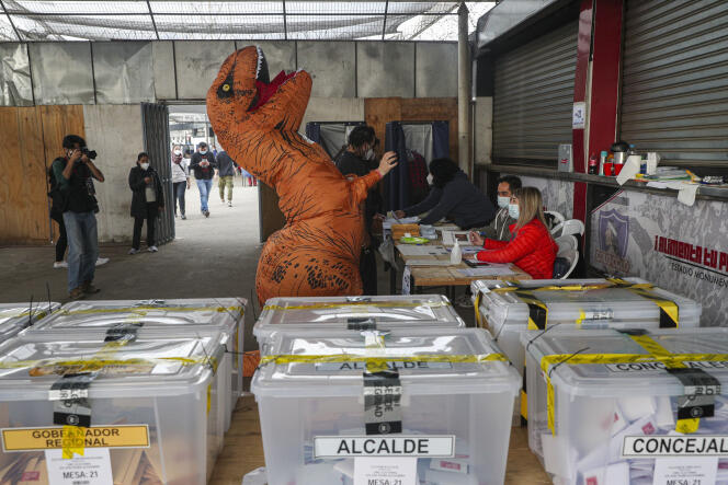 Un électeur déguisé en dinosaure vote pour l’Assemblée constituante, à Santiago, le 16 mai.