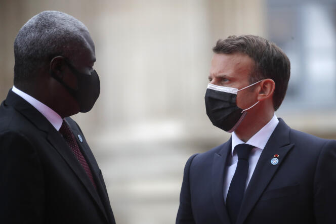 Le président de la France, Emmanuel Macron, accueille le président de la Commission de l’Union africaine, Moussa Faki Mahamat, lors du sommet de soutien au Soudan, lundi 17 mai 2021, au Grand Palais éphemere, à Paris.