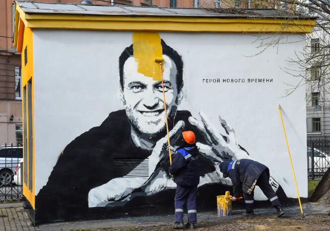 Une fresque représentant Alexeï Navalny, l’opposant russe emprisonné, avec l’inscription  « Le héros des temps nouveaux » est repeinte, à Saint-Pétersbourg, le 28 avril 2021.