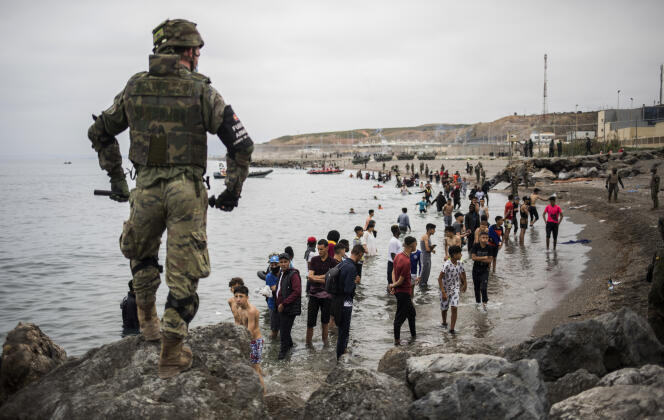 Des migrants, principalement des Marocains, sur la plage de Ceuta, le 18 mai 2021.