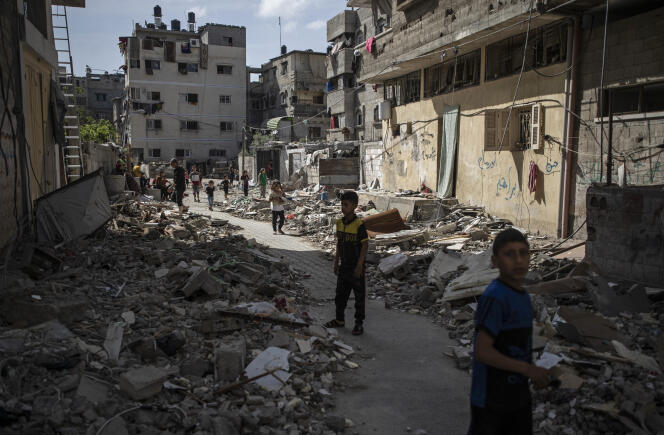 De jeunes Palestiniens au milieu des décombres causés par une frappe aérienne israélienne, à Gaza, le 17 mai 2021.