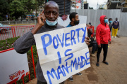 Un manifestant appelle le gouvernement kényan à prendre des mesures contre les plus pauvres lors de la pandémie de Covid-19, à Nairobi le 1er mai.