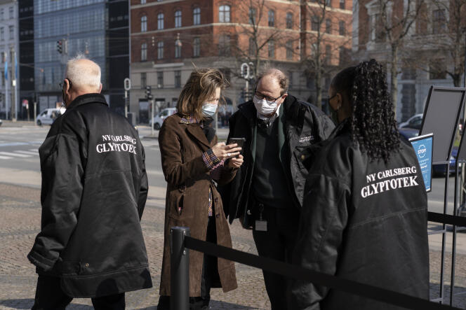 Devant l’entrée du musée Glyptotek, à Copenhague, des employés contrôlent le « Coronapas » des visiteurs, le 21 avril 2021.