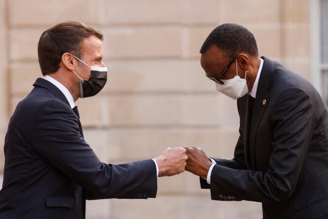 Emmanuel Macron accueille le président rwandais, Paul Kagame, au palais présidentiel de l’Elysée à Paris, le 17 mai 2021.