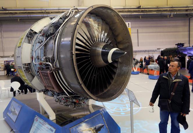 Un turboréacteur pour avions-cargos fabriqué par le constructeur ukrainien Motor Sich lors d’une exposition d’armes internationale à Kiev, le 11 octobre 2017.