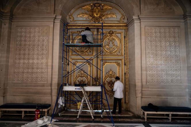 A Versailles (Yvelines), on dépoussière la porte de la Chapelle Royale du château, le 17 mai, avant son ouverture le 19 mai 2021, dans le cadre de l’assouplissement de la mesure adoptée pour freiner la propagation du Covid-19 en France.