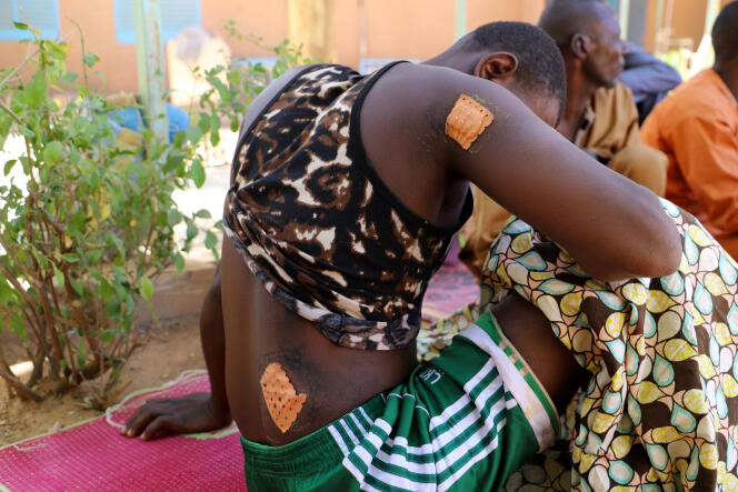 Un survivant d’une attaque djihadiste à Zaroumadareye est pris en charge à l’hôpital d’Ouallam, dans l’ouest du Niger, le 9 janvier 2021.