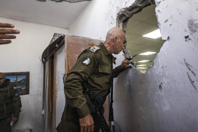 Un officier de l’armée israélienne inspecte une synagogue endommagée après qu’elle a été touchée par une roquette tirée depuis la bande de Gaza, à Ashkelon, en Israël, le dimanche 16 mai 2021.