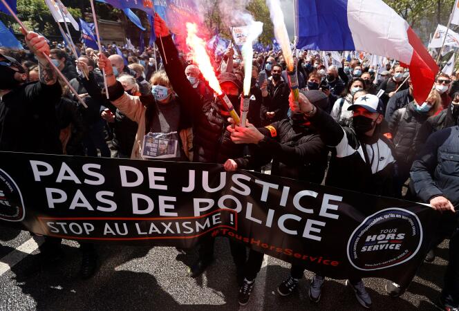 Des policiers manifestent devant l’Assemblée nationale le 19 mai 2021, à Paris.