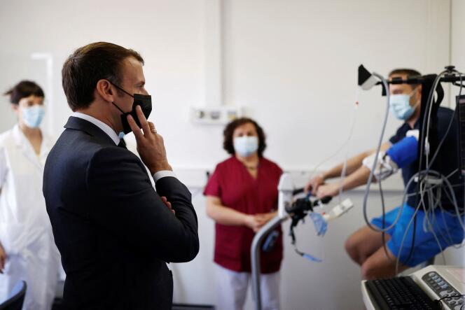 Emmanuel Macron, lors d’une visite de l’unité spécialisée dans les « Covid  longs » à l’hôpital Foch, à Suresnes (Hauts-de-Seine), le 22 avril.