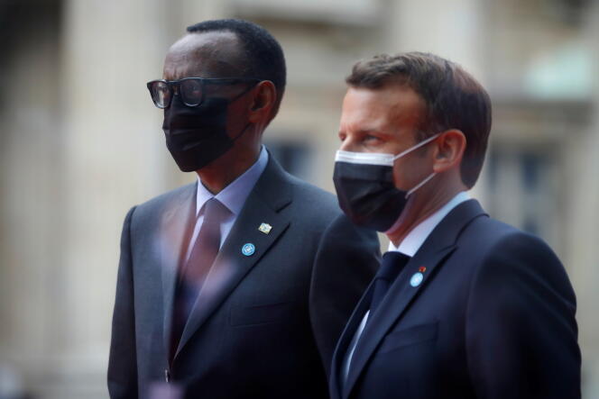 Le président rwandais Paul Kagame (à gauche) et son homologue français Emmanuel Macron, à Paris, le 17 mai 2021.