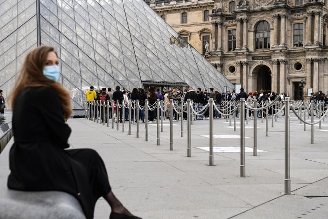 Entrée du Musée du Louvre, à Paris, le 19 mai 2021.