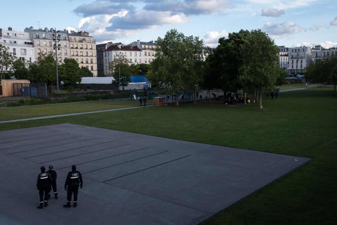 Des policiers municipaux patrouillent le 19 mai 2021 dans les jardins d’Eole à Paris, fermé depuis plusieurs jours au public pour servir de lieu d’accueil aux personnnes addictes au crack, et les éloigner des espaces publics autour de la place Stalingrad.
