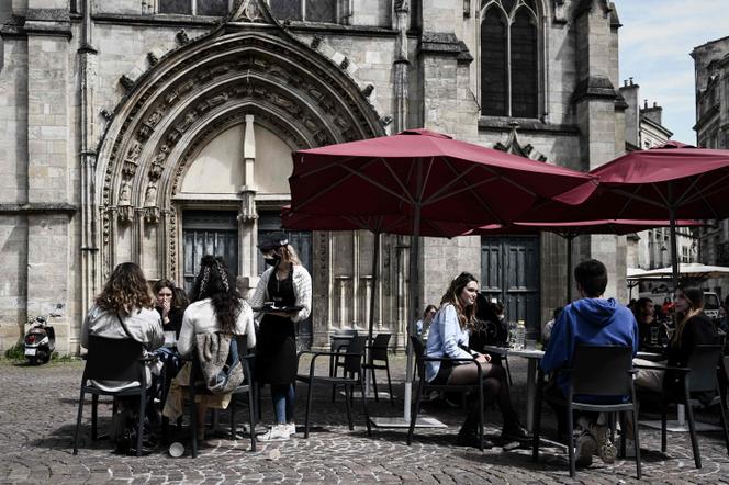 Des clients d’un café à Bordeaux, le 19 mai 2021, jour de la réouverture des terrasses et lieux culturels en France.