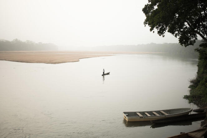 Un pygmée Baka pêche sur la rivière Sanga, dans la zone protégée de Dzanga-Sangha, à l’extrême sud-ouest de la Centrafrique, le 15 mars 2020.