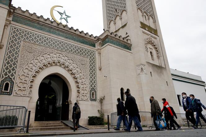 Des fidèles arrivent pour la prière du vendredi à la Grande Mosquée de Paris, le 30 octobre 2020.