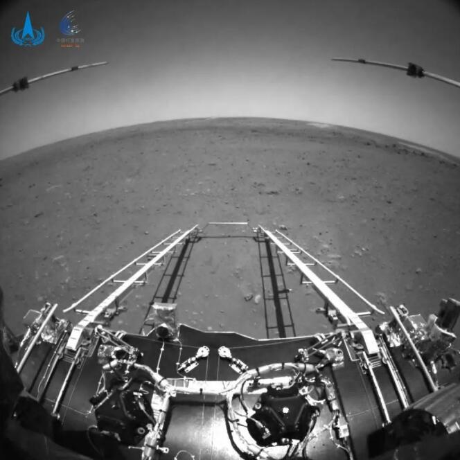 Première image prise par le rover chinois Zhurong. On distingue les rampes par lesquelles l’engin va descendre sur le sol martien.
