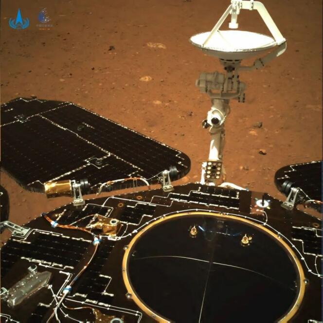 Image prise par le rover chinois Zhurong sur Mars. Les panneaux solaires et l’antenne de communication sont bien déployés.