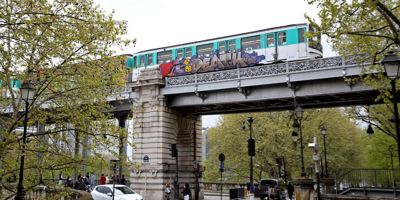 Lacoste champs hotsell elysées metro