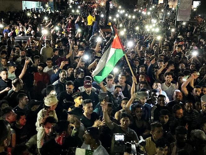 Les Palestiniens célèbrent la trêve dans les rues à Gaza, le 21 mai 2021.