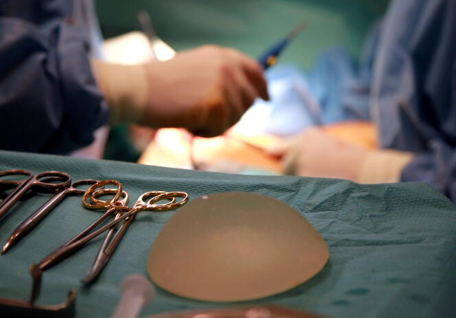 Une prothèse PIP défectueuse, après son retrait, dans une clinique de Nice, en janvier 2012.
