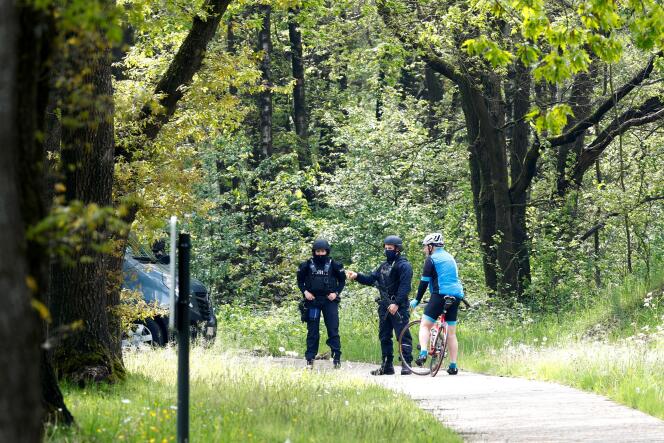 Les policiers belges patrouillent dans le parc national de la Haute Campine, à la recherche de Jurgen Conings, un militaire d’extrême droite introuvable depuis lundi, à Maasmechelen (Belgique), le 20 mai 2021.