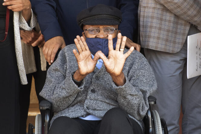 Desmond Tutu, archevêque émérite et lauréat du prix Nobel de la paix, sort de l’hôpital Brooklyn Chest, après avoir été vacciné contre le Covid-19, au Cap, en Afrique du Sud, le 17 mai 2021.